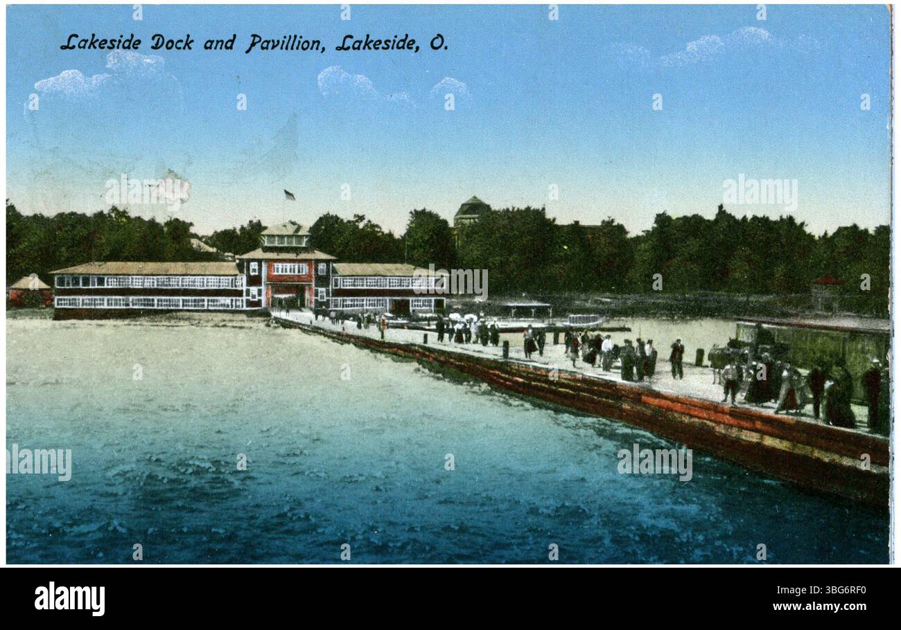 1921 stampe a colori del molo di Lakeside, Ohio, con persone che camminano sul molo e un grande padiglione sullo sfondo. Foto Stock