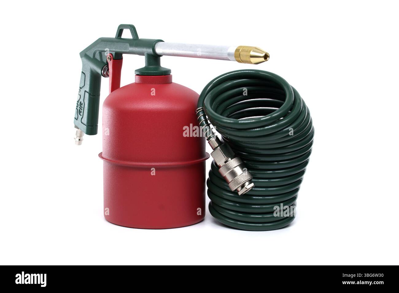 Vista dettagliata di un utensile ad aria compressa verde e rosso con tubo flessibile a spirale, ideale per applicazioni industriali e domestiche, posizionato isolato su cl Foto Stock