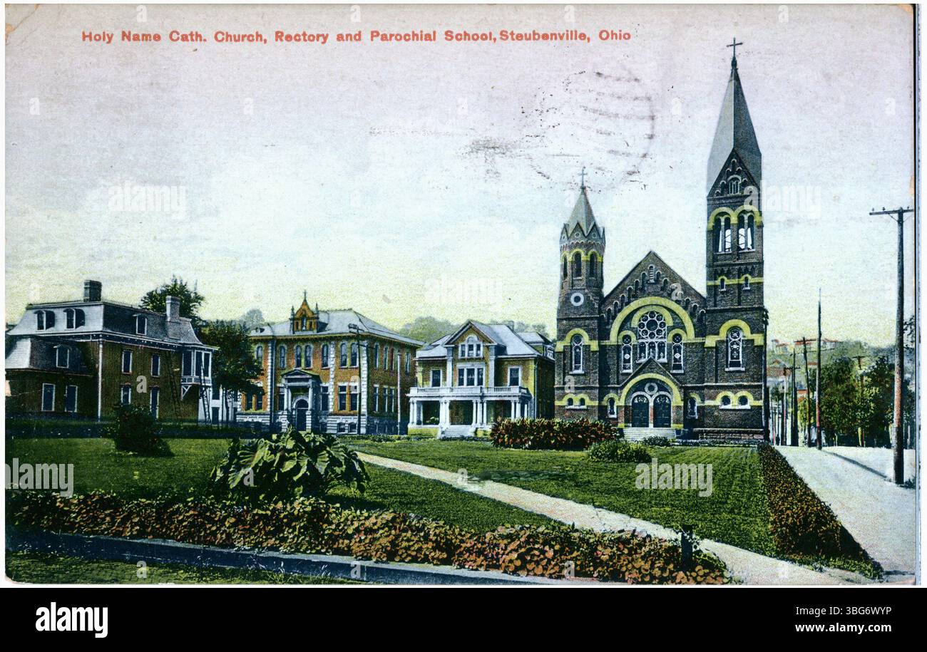 Stampa a colori della chiesa cattolica del Santo nome, del rettorato e della scuola parrocchiale di Steubenville, Ohio, del 1908, che mostra la chiesa con la canonica e gli edifici scolastici accanto. Foto Stock