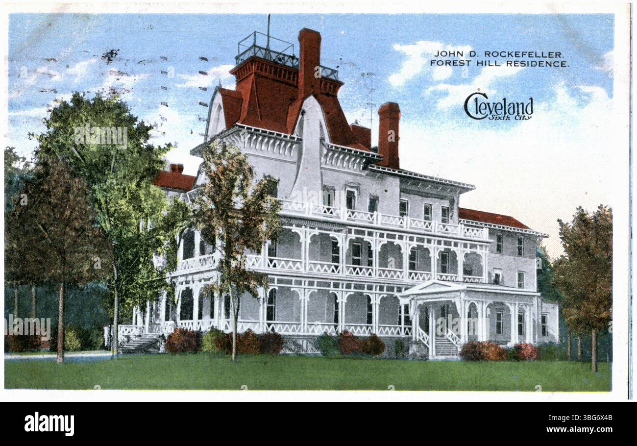 Questa immagine del 1917 mostra Forest Hill, la residenza estiva di John D. Rockefeller a Cleveland, Ohio. La tenuta riflette la ricchezza e lo status di Rockefeller, servendo come rifugio privato per la sua famiglia e un importante punto di riferimento nella storia della città. Foto Stock