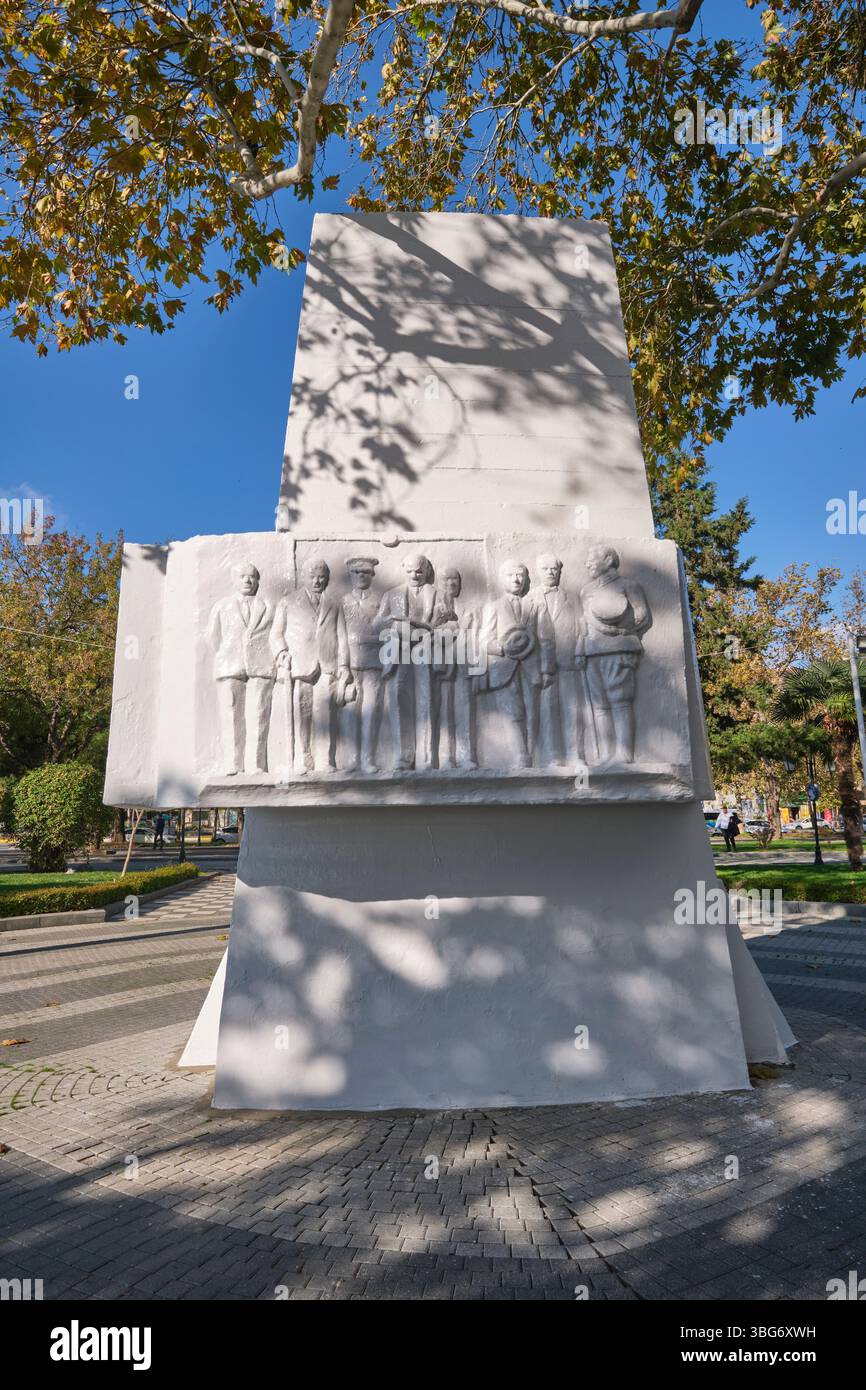 Un monumento in onore dell'introduzione e dell'insegnamento del nuovo alfabeto turco nel 1992. A Tekirdag, Turchia. Foto Stock
