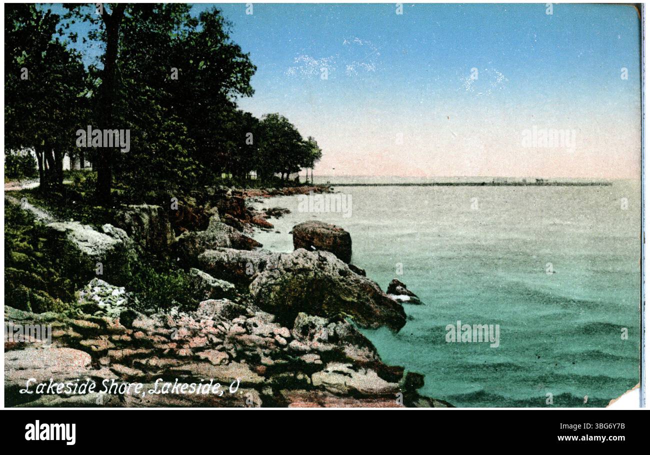 Una stampa a colori del 1921 di Lakeside, Ohio, che mostra una costa rocciosa con un molo a metà distanza. Foto Stock