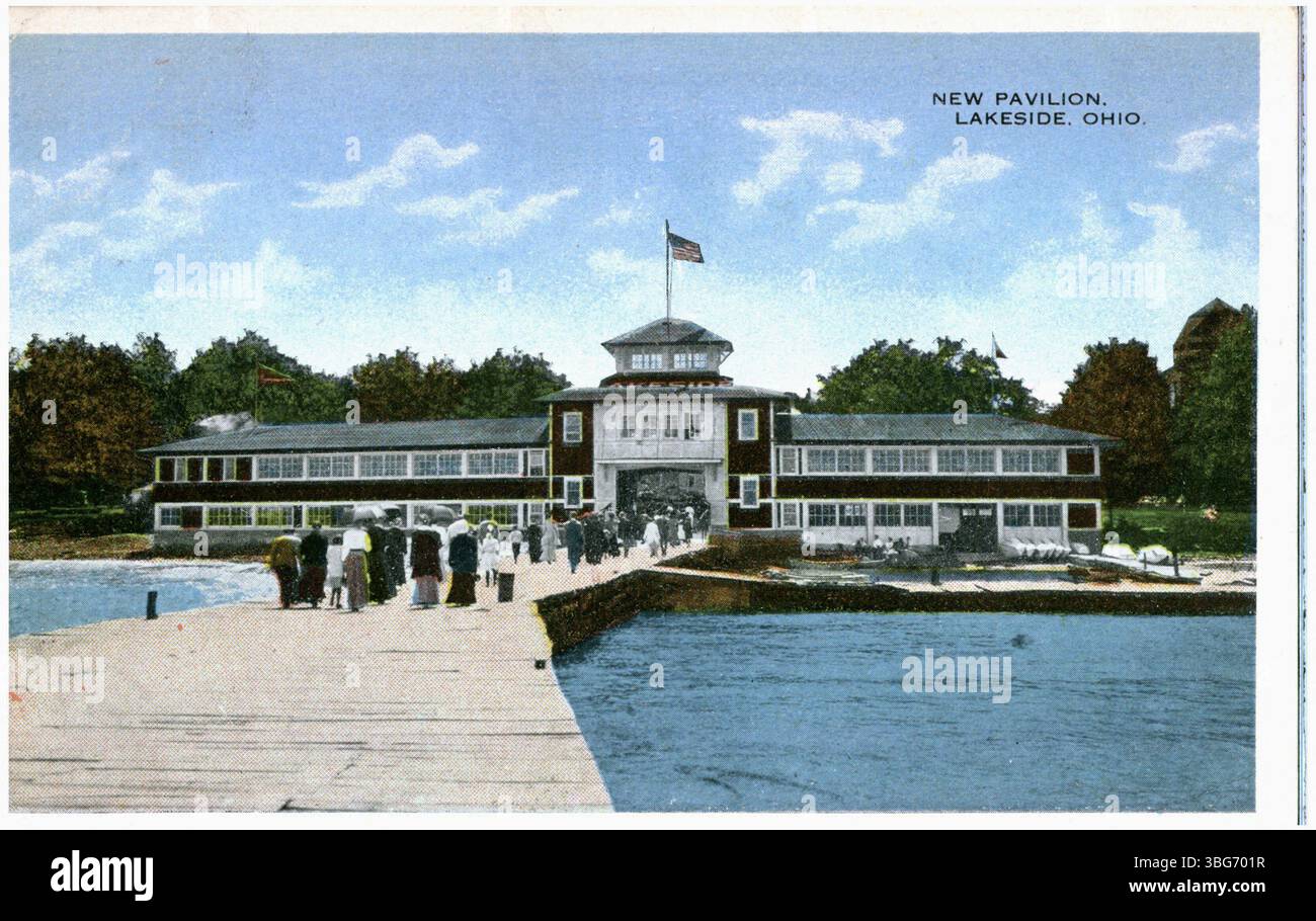 1916 stampe a colori di un grande padiglione a Lakeside, Ohio, che mostra un cancello d'ingresso e ali a due piani su entrambi i lati. Foto Stock