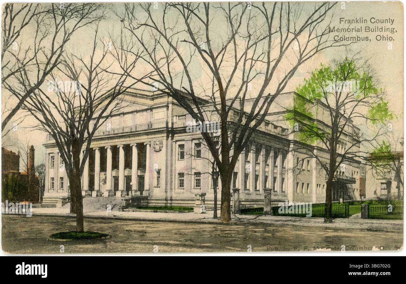 Una cartolina colorata che mostra il Franklin County Memorial Building a Columbus, Ohio, dedicato ai veterani e alla conservazione storica. Foto Stock