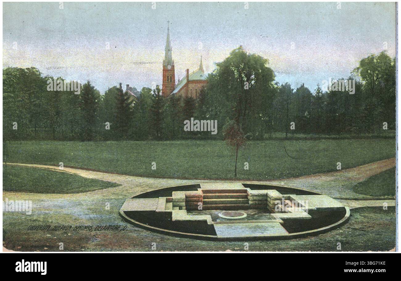 In questa immagine del 1910 è mostrata la University Sulphur Springs nel campus dell'Ohio Wesleyan University a Delaware, Ohio. Le sorgenti erano una caratteristica notevole del campus, fornendo acqua di sorgente naturale per la comunità. Foto Stock