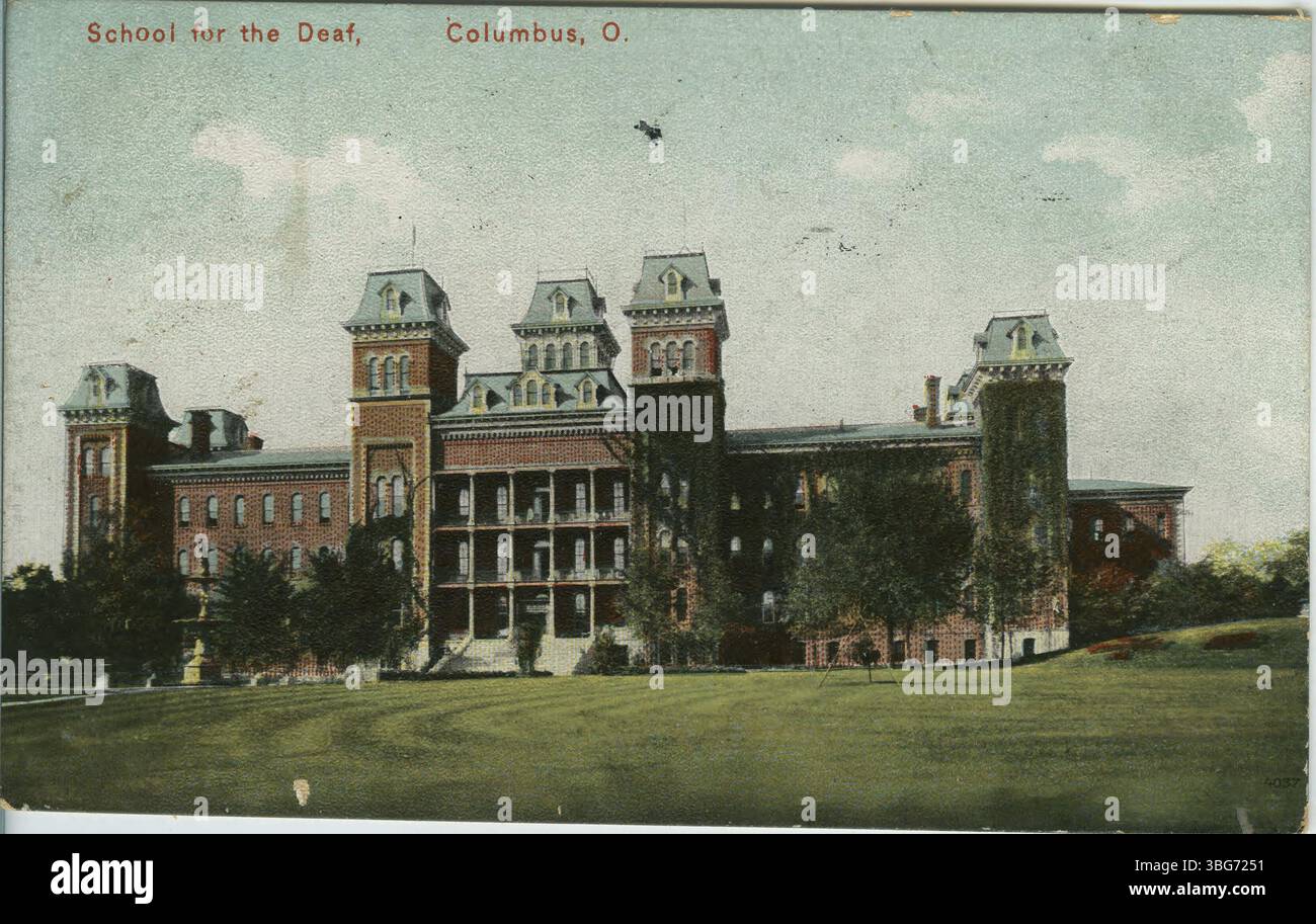 Questa immagine colorata del 1907 mostra la School for the Deaf in Town Street a Columbus, Ohio, un'istituzione significativa nel panorama educativo della città. Foto Stock