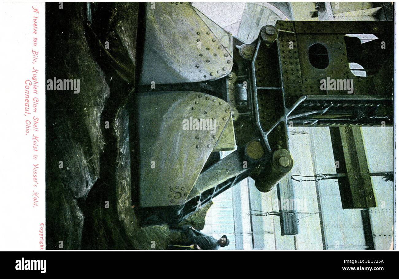 Questa immagine del 1908 mostra un paranco a conchiglia da dodici tonnellate nella stiva di un'imbarcazione a Conneaut, Ohio. La foto illustra le pratiche industriali relative alla navigazione e alla movimentazione delle merci durante i primi anni del XX secolo. Foto Stock