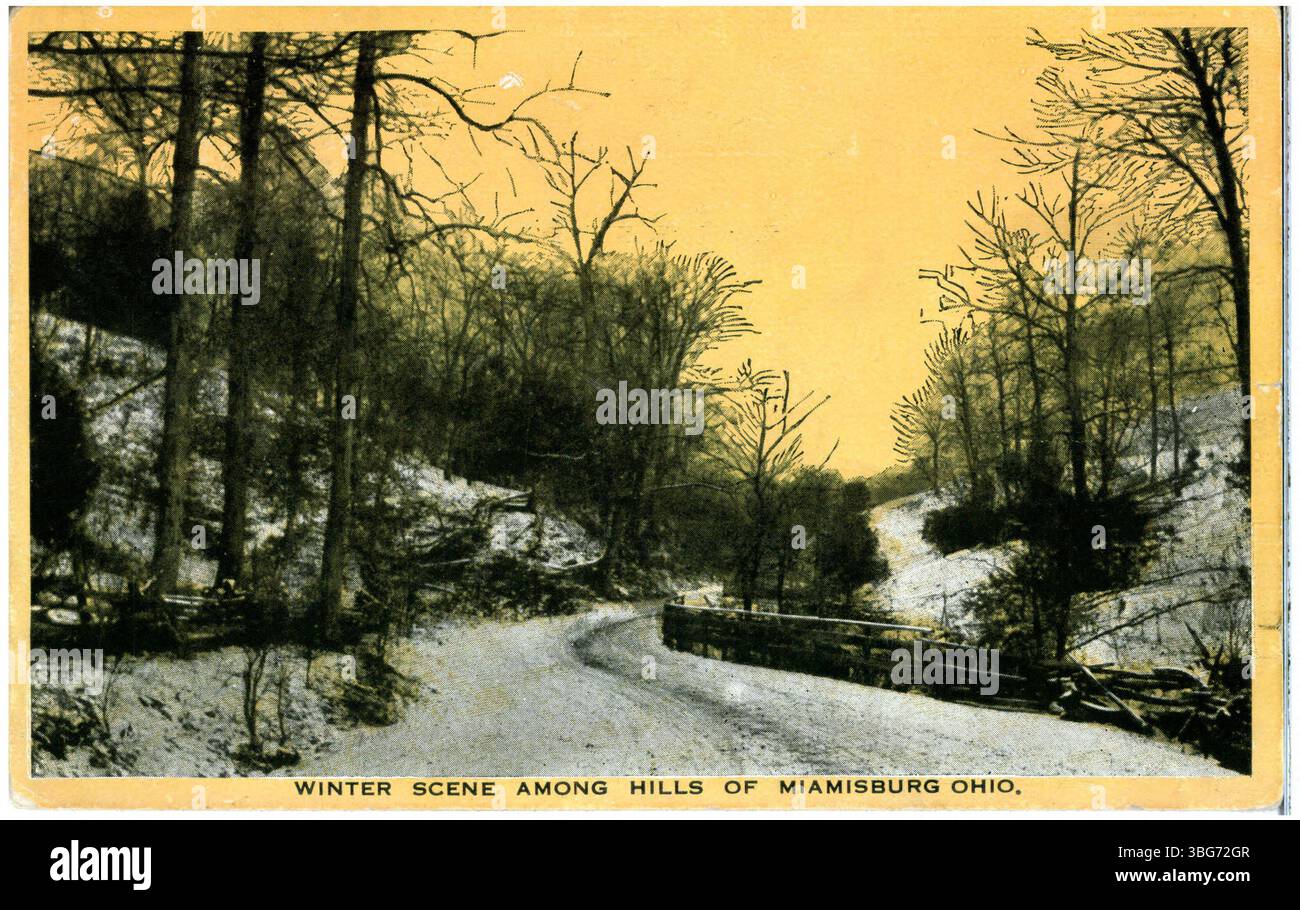 Una fotografia in bianco e nero del 1906 con sfondo colorato che mostra una strada rurale tra le colline di Miamisburg, Ohio, caratterizzata da alberi aridi e terreni innevati. Foto Stock