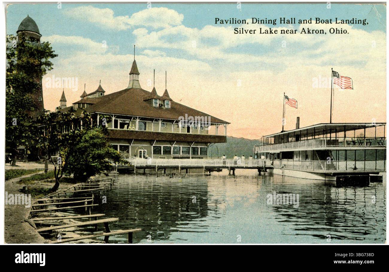 Questa cartolina colorata di circa 1914 mostra le persone in attesa di salire a bordo delle barche presso il lago Silver vicino ad Akron, Ohio. Il padiglione e la sala da pranzo sono visibili sullo sfondo. Foto Stock