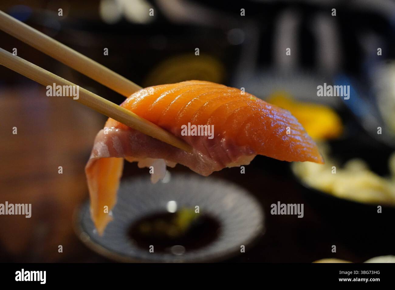 Sushi al salmone Nigiri con bastoncini Foto Stock