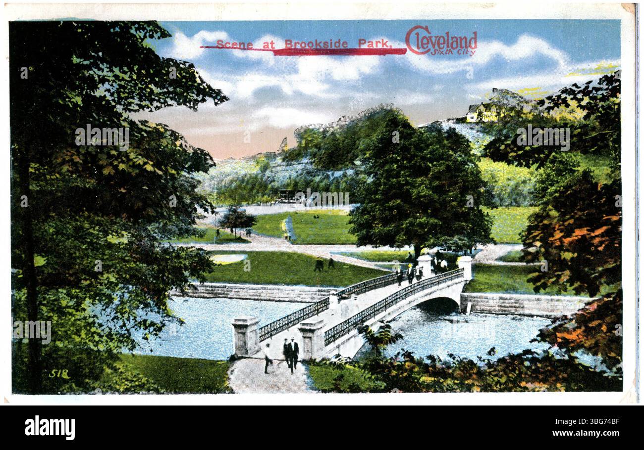 Una stampa colorata di un canale e terreni a Brookside Park, Cleveland, Ohio, dal 1919. Questa vista mette in risalto il pittoresco paesaggio e le caratteristiche acquatiche del parco. Foto Stock