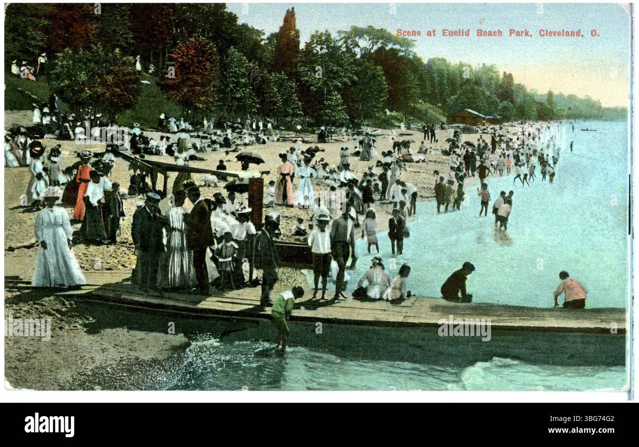 Questa immagine colorata del 1911 cattura una scena all'Euclid Beach Park di Cleveland, Ohio, con nuotatori in spiaggia. Il famoso parco sul lago fu una delle principali attrazioni durante i primi anni del XX secolo. Foto Stock