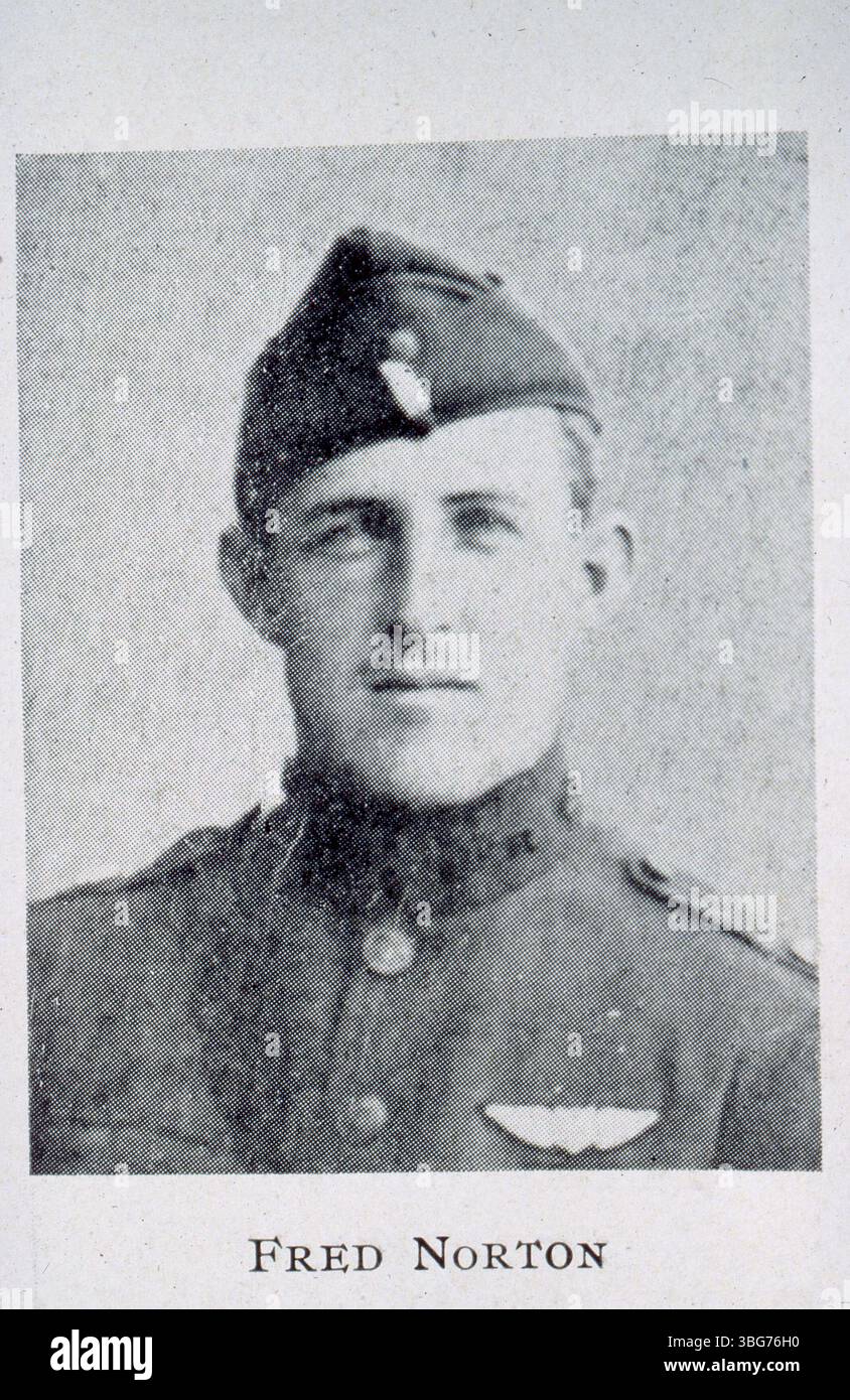 Fredrick William Norton fu un illustre laureato alla Ohio State University, un vincitore di quattro lettere sportive e un eroe della prima guerra mondiale. Come pilota del 27th Aero Squadron, fu insignito postumo della Distinguished Service Cross e della Croix de Guerre per l'eroismo. Norton Field è stato chiamato in suo onore. Foto Stock