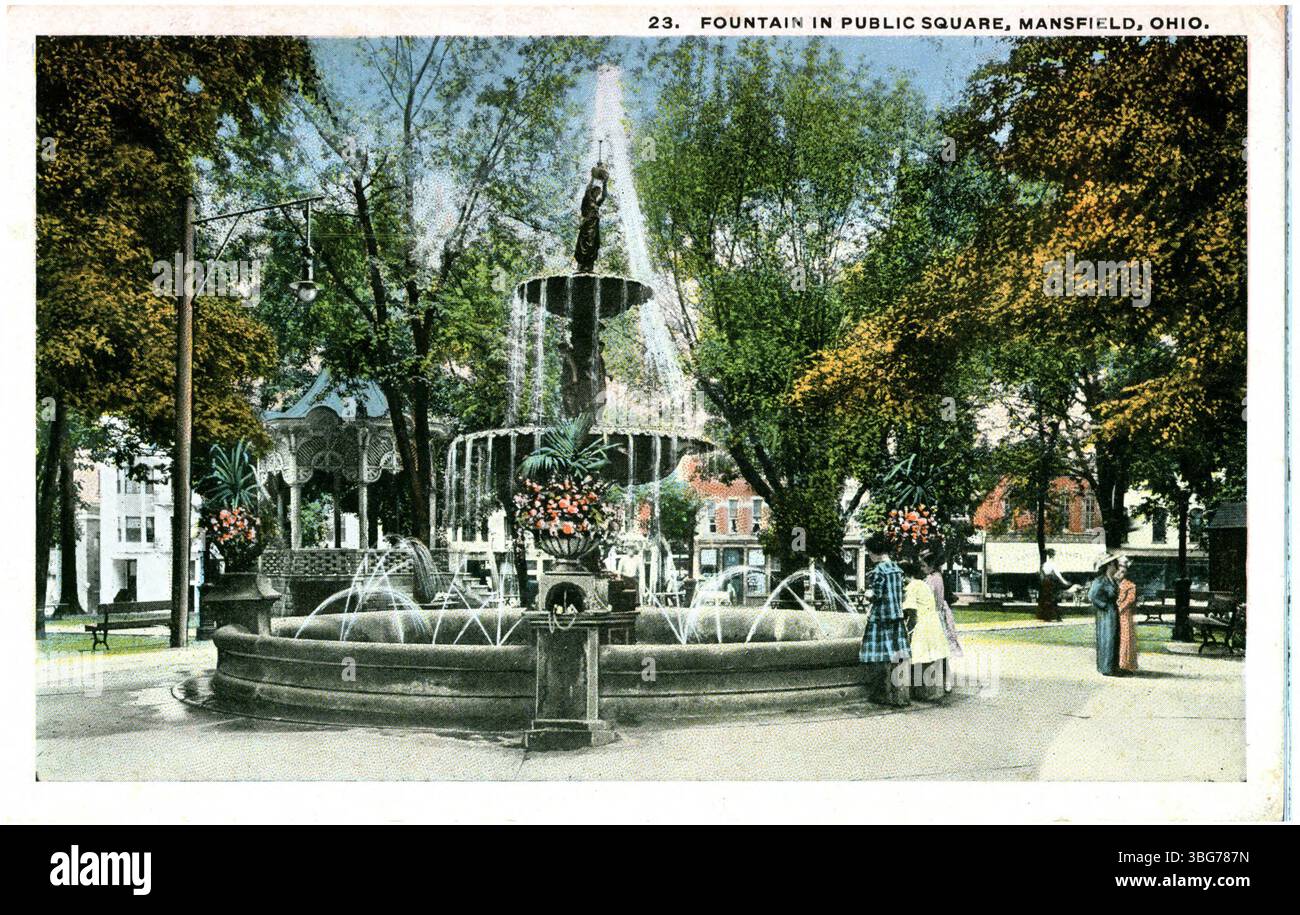 Stampa a colori del 1919 che mostra una grande fontana situata nella Public Square di Mansfield, Ohio. La fontana è una caratteristica centrale dello spazio pubblico urbano. Foto Stock