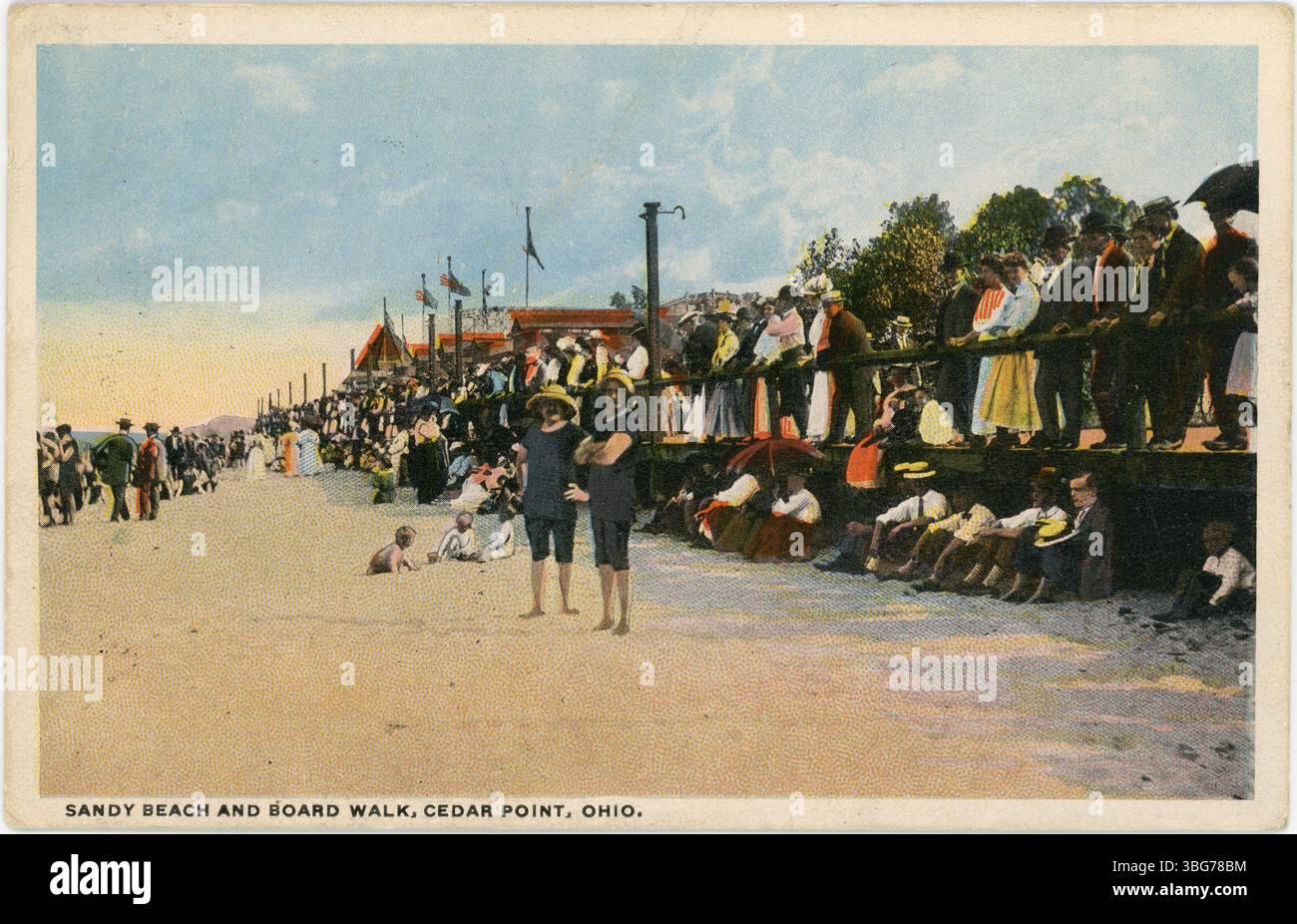 Cartolina a colori della spiaggia sabbiosa e della passerella a Cedar Point, Ohio, che mostra la costa, la passerella in legno e la vista sul lago. Foto Stock