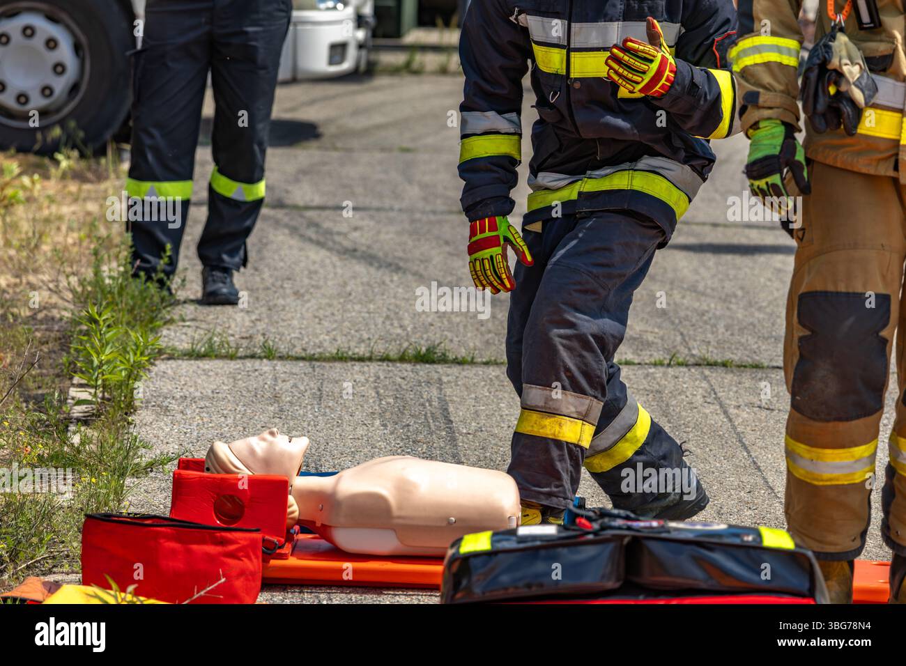 Una dimostrazione di un'operazione di salvataggio dei vigili del fuoco, un manichino tirato fuori da un'auto distrutta dai vigili del fuoco Foto Stock