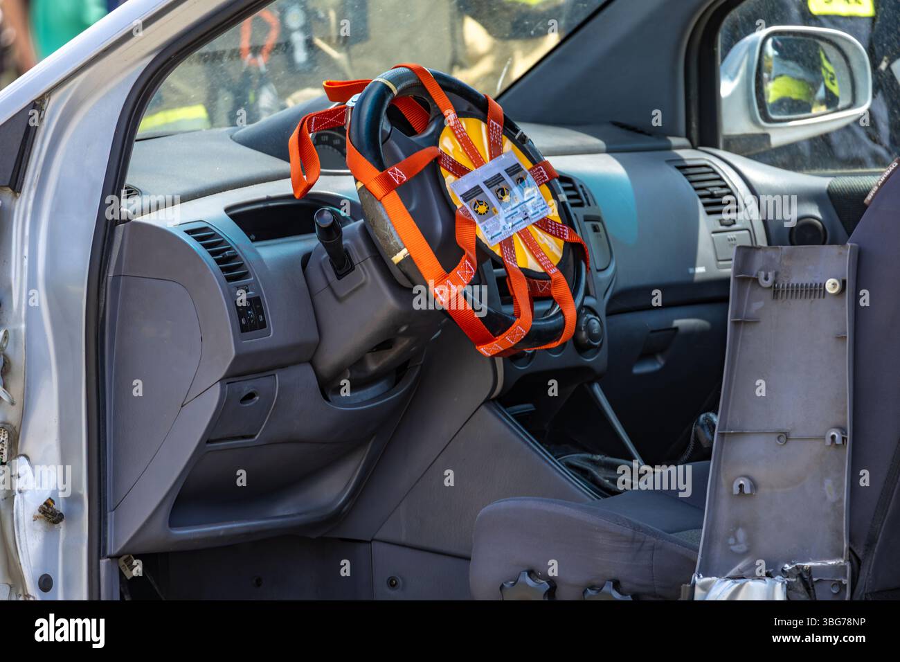 Protezione del volante contro l'attivazione incontrollata degli airbag in auto, operazioni di soccorso dei vigili del fuoco Foto Stock