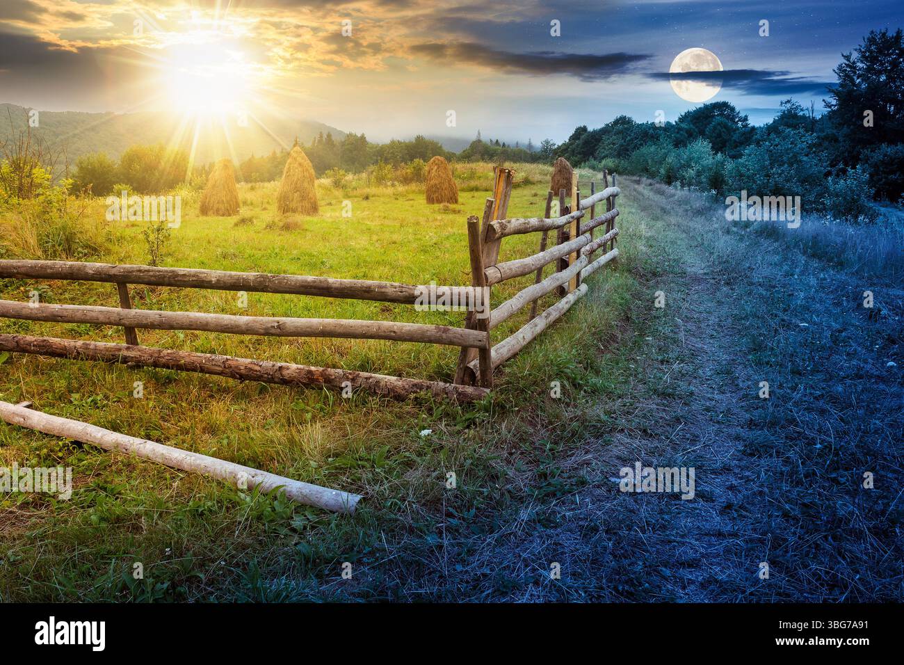 campo rurale dietro la recinzione di legno. concetto di cambiamento di orario diurno e notturno. paesaggio di campagna in montagna con sole e luna al crepuscolo. fieno organico Foto Stock
