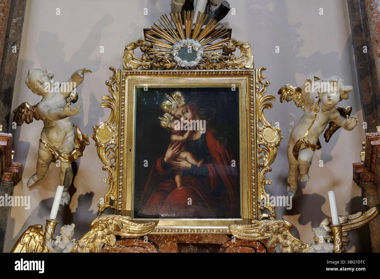 Vienna, Austria. Chiesa del Monastero di S. Hieronymus, nota anche come Chiesa francescana, nel 1° distretto, immagine miracolosa della Madonna col bambino Foto Stock