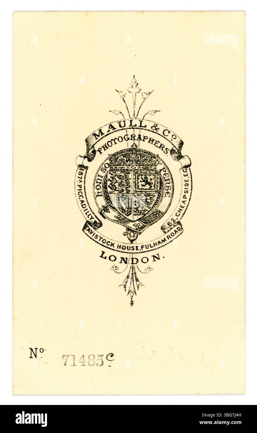Retro della carta de visite vittoriana originale (biglietto da visita o CDV), di Maull & Co Londra, studio esisteva 1866-1878, circa 1867 o 1868. Foto Stock