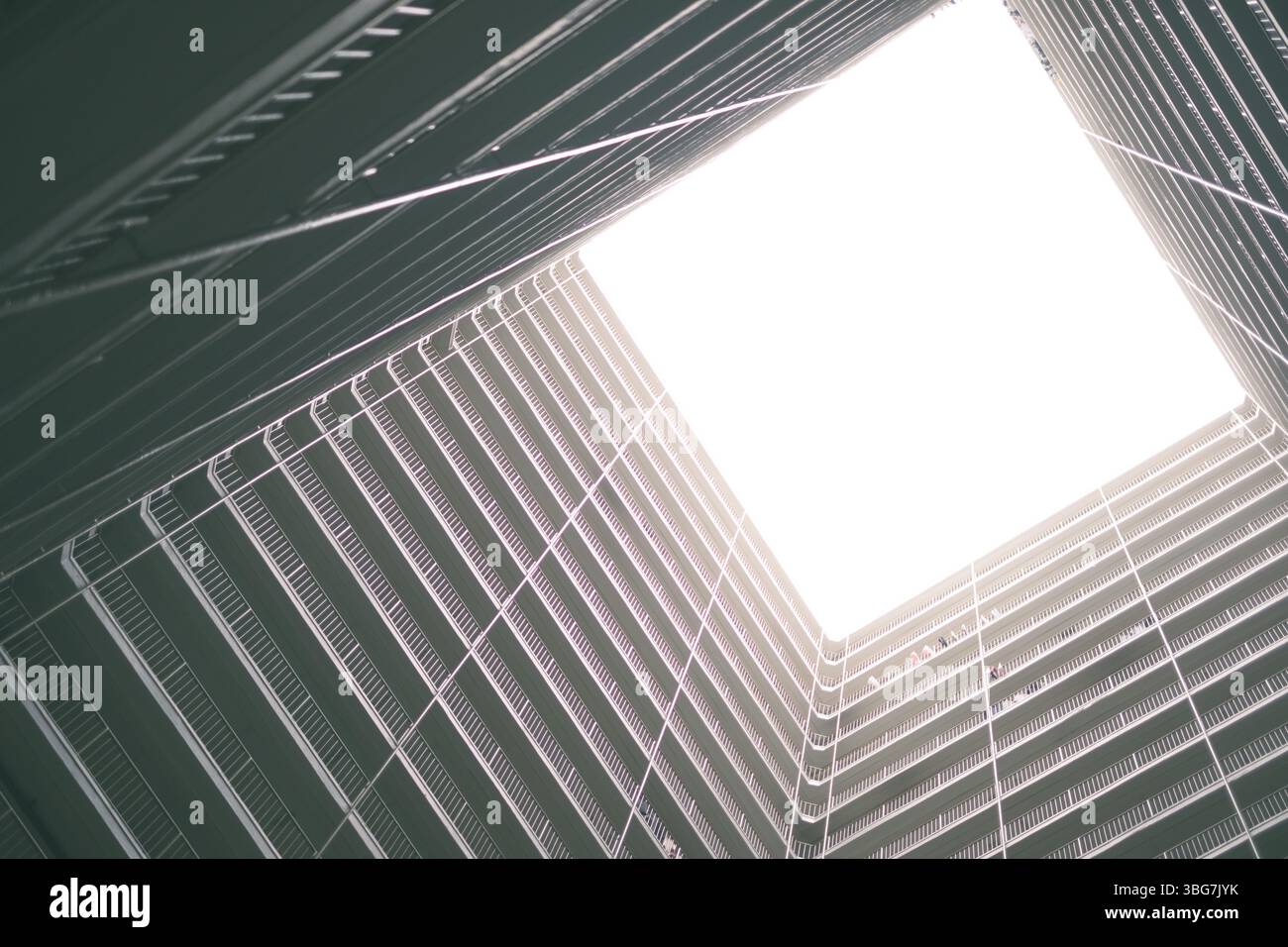 Esclusiva vista verso l'alto delle abitazioni pubbliche di Hong Kong, con architettura moderna e spazi pieni di luce in un vivace ambiente urbano. Foto Stock