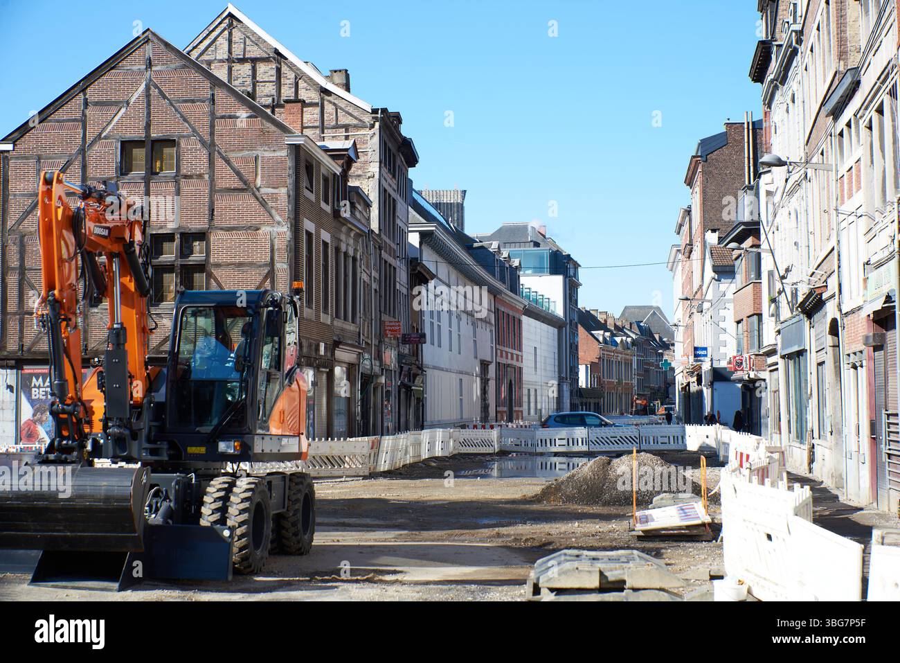 Via Féronstrée centrale o a Liegi con lavori stradali discontinui. Feronstree rue nel centro città o in centro città con lavori di costruzione pesanti Foto Stock