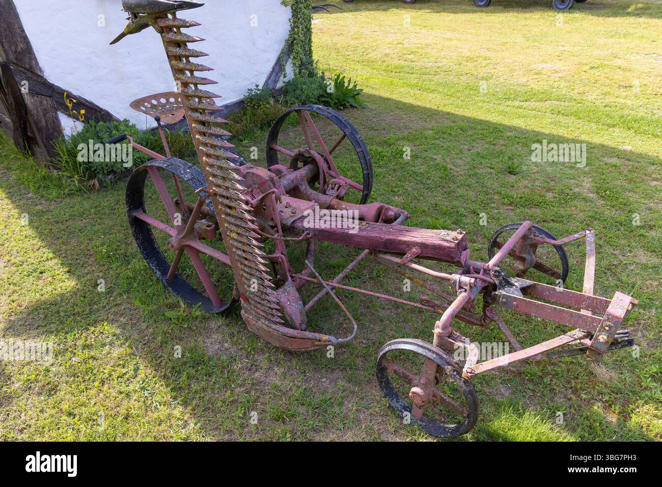 Attrezzature agricole storiche - falciatrice d'epoca Foto Stock