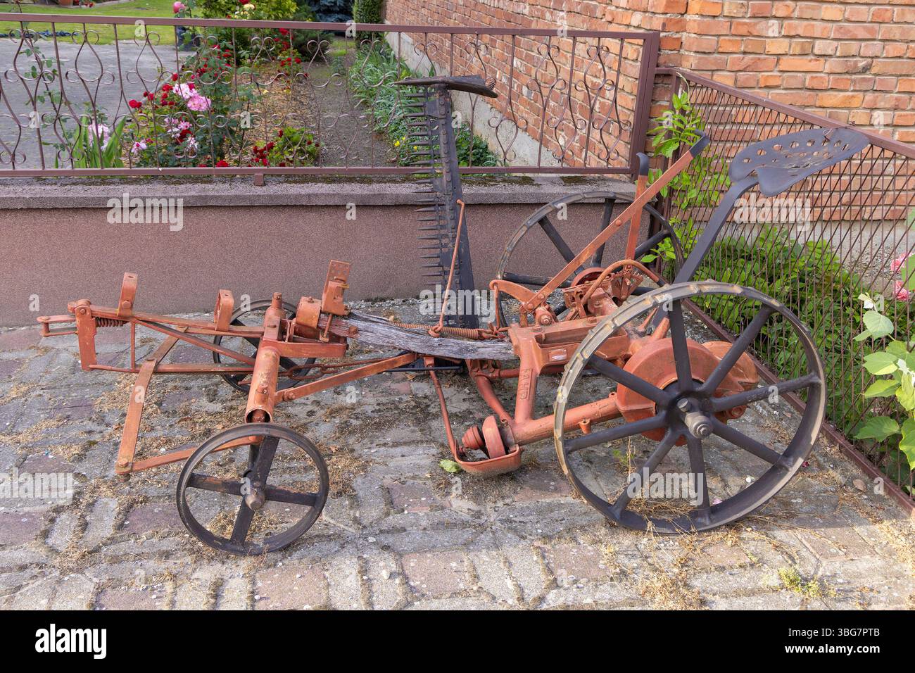 Attrezzature agricole storiche - falciatrice d'epoca Foto Stock