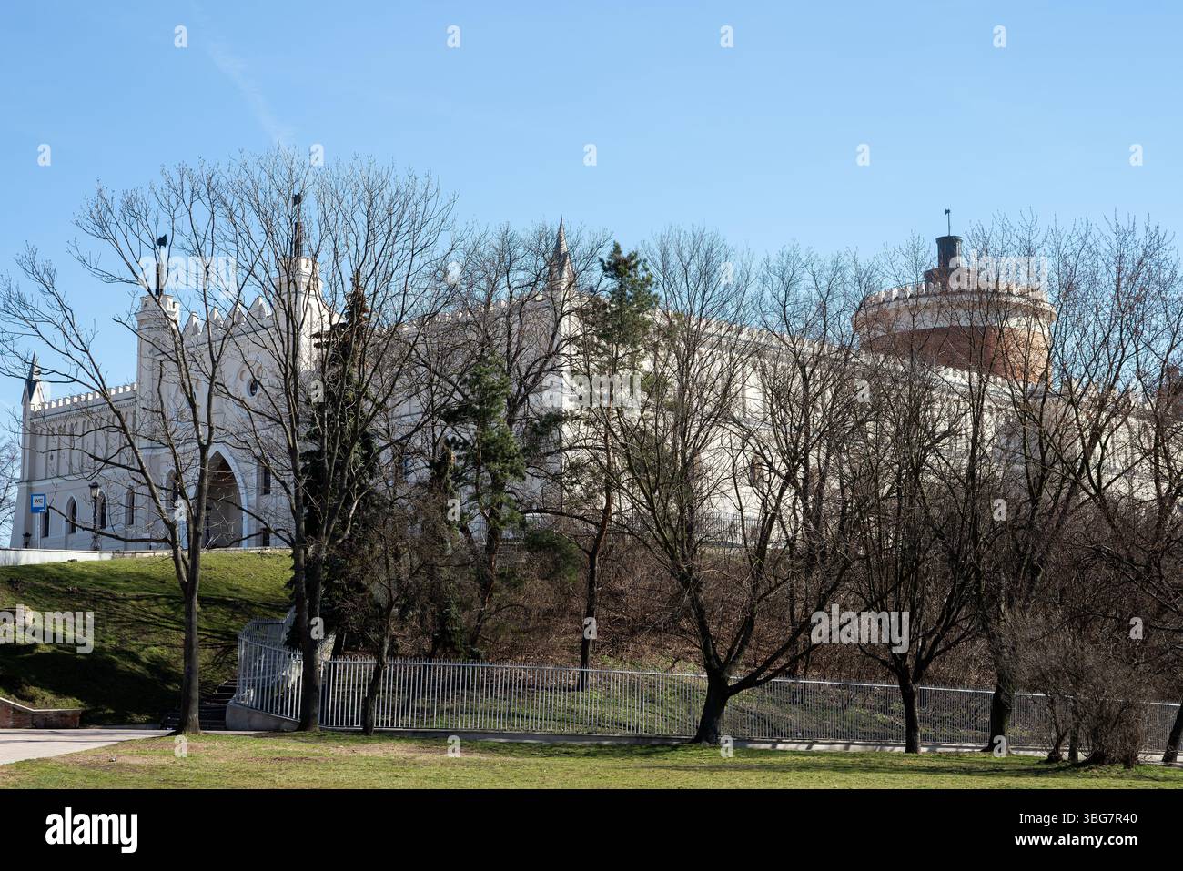 Polonia; Lublino; 2018; un castello rettangolare in stile neogotico situato su una collina; eine rechteckige Burg im neugotischen Stil auf einem Hügel; zamek Foto Stock