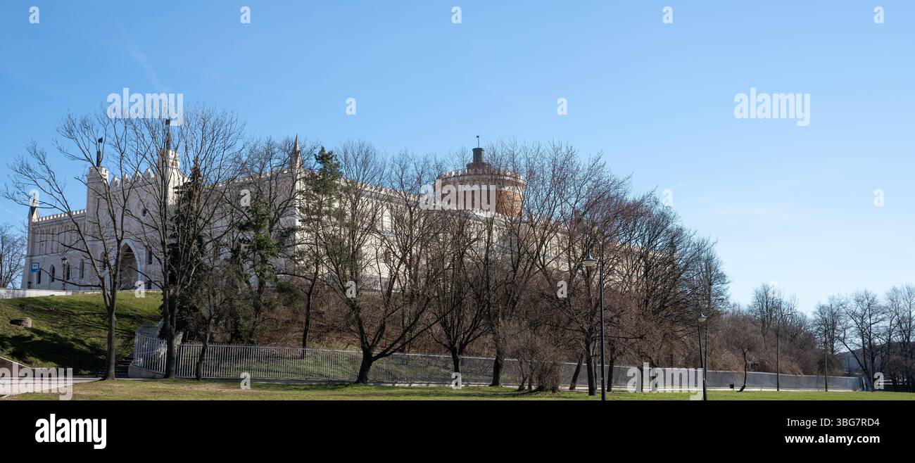 Polonia; Lublino; 2018; un castello rettangolare in stile neogotico situato su una collina; eine rechteckige Burg im neugotischen Stil auf einem Hügel; zamek Foto Stock