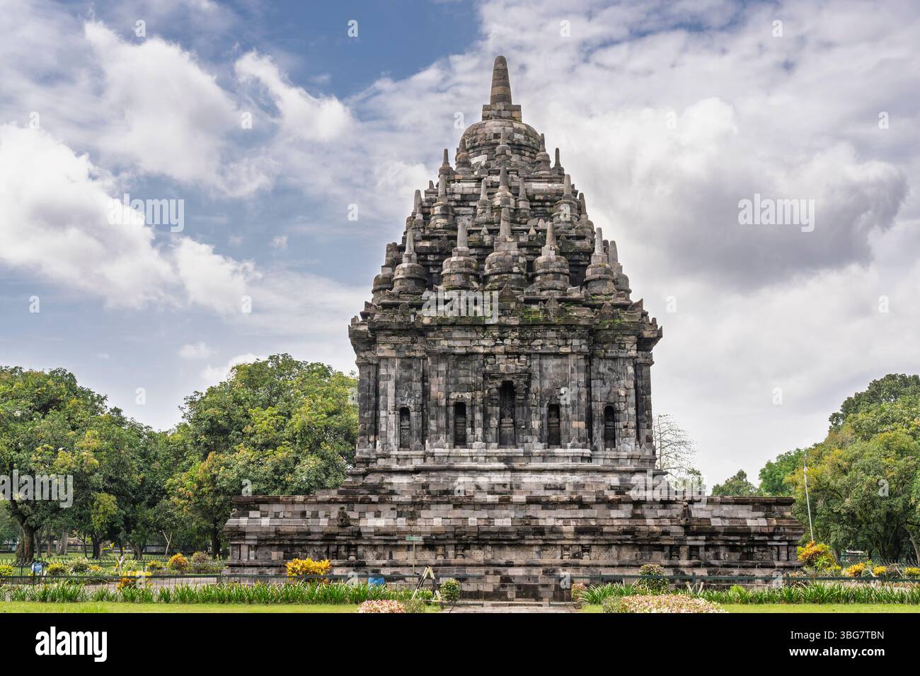 Visita il paesaggio dell'antico tempio buddista in pietra di Candi Bubrah nei complessi del tempio di Prambanan, Klaten, Giava centrale, Indonesia Foto Stock