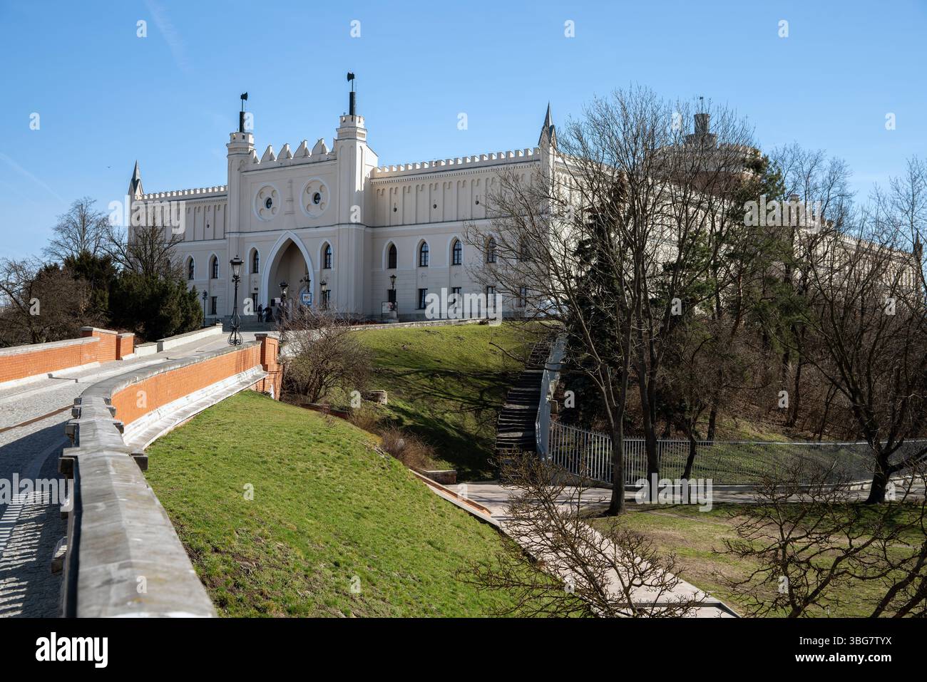Polonia; Lublino; 2018; un castello rettangolare in stile neogotico situato su una collina; eine rechteckige Burg im neugotischen Stil auf einem Hügel; zamek Foto Stock