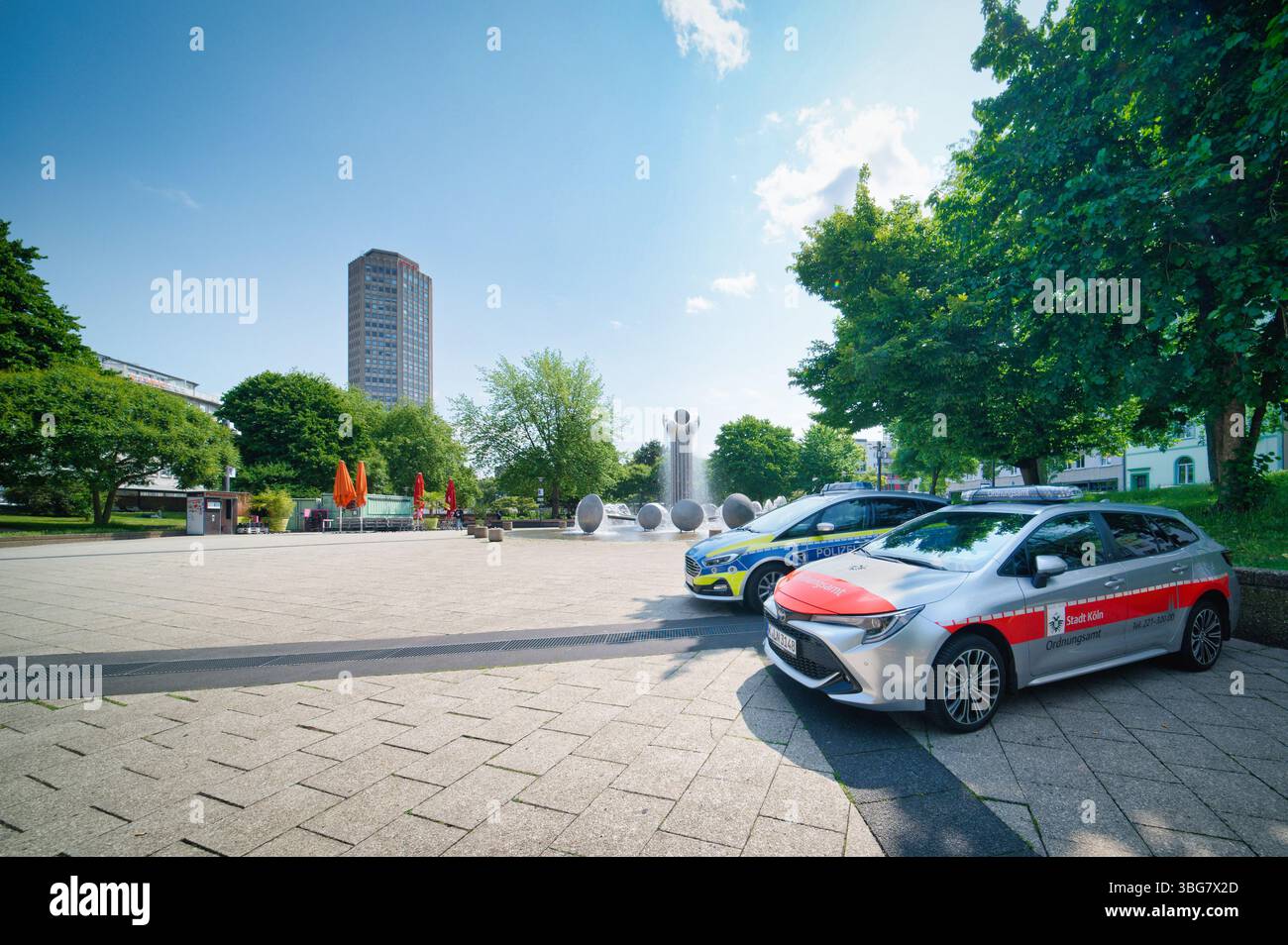 Colonia, Germania 02 giugno 2025: Le auto dell'ufficio dell'ordine pubblico e della polizia sono parcheggiate nella famigerata Ebertplatz nel centro di Colonia Foto Stock