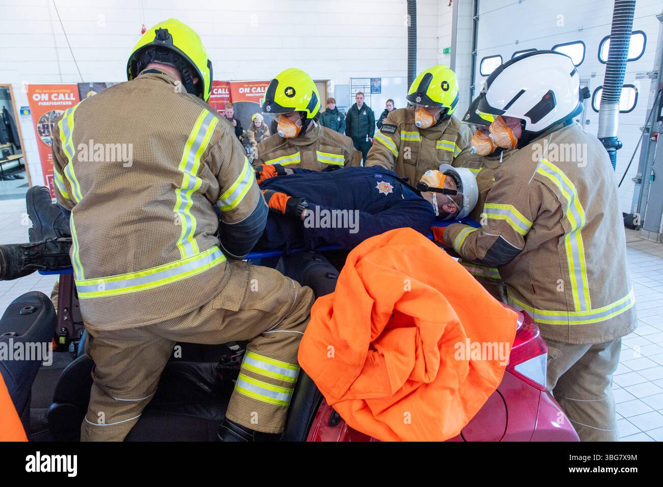 Scottish Fire and Rescue Service addestrano vigili del fuoco durante l'addestramento alla stazione dei vigili del fuoco di Lerwick, Shetland. Foto Stock