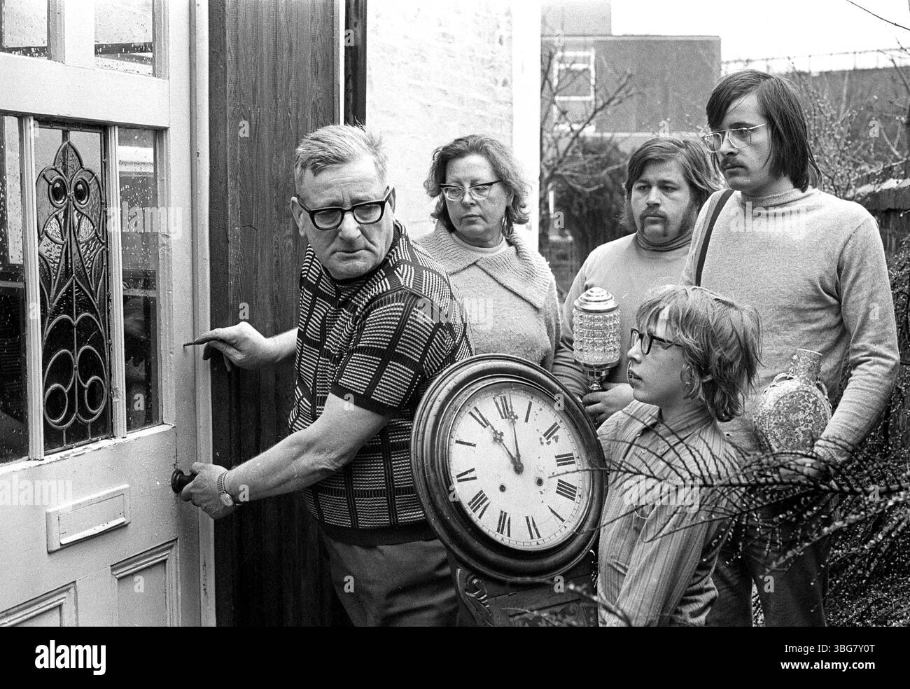 La famiglia che lascia la propria casa di famiglia nel Regno Unito dopo essere stata sfrattata in modo che la loro casa potesse essere demolita per fare posto a uno sviluppo civico in Gran Bretagna 1975. Foto Stock