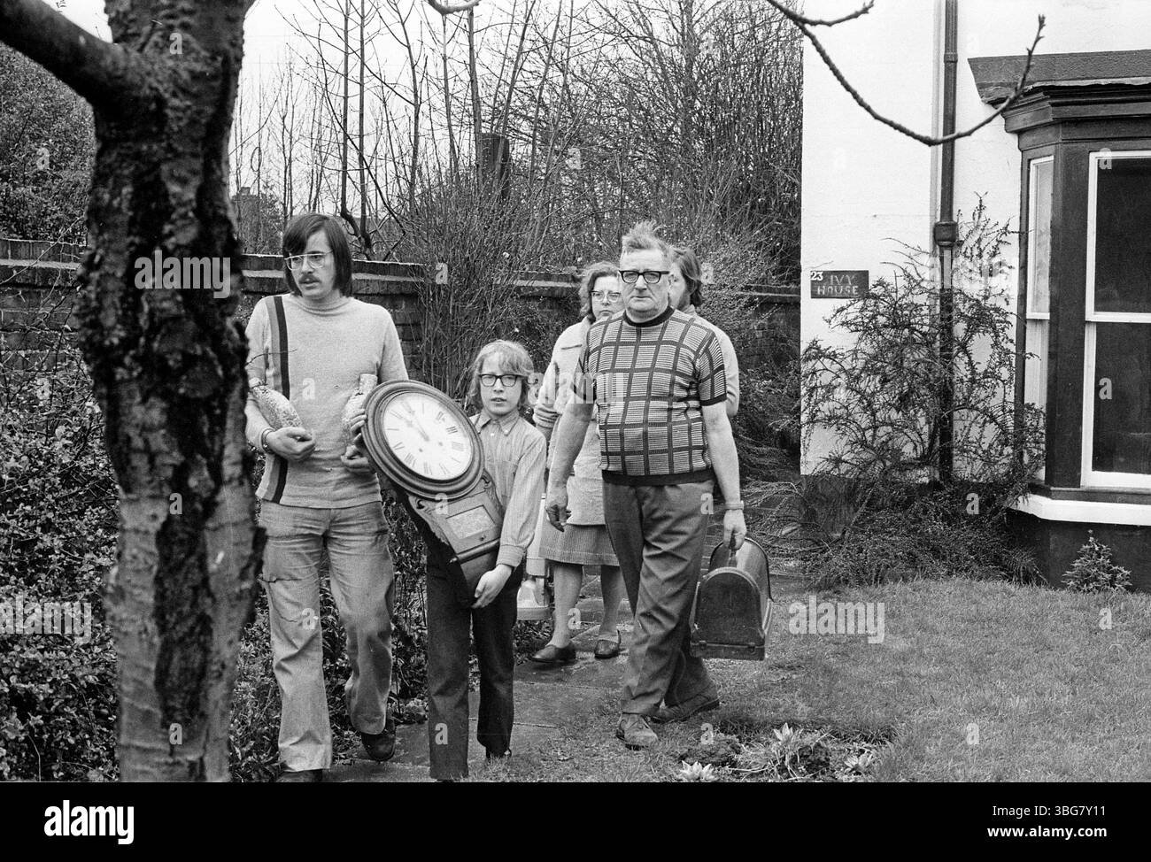 La famiglia che lascia la propria casa di famiglia nel Regno Unito dopo essere stata sfrattata in modo che la loro casa potesse essere demolita per fare posto a uno sviluppo civico in Gran Bretagna 1975. Foto Stock