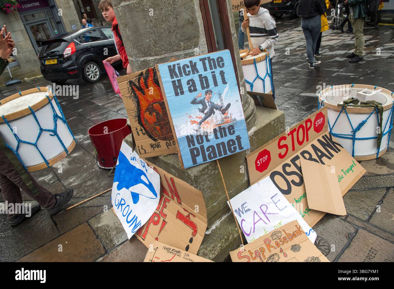 Protesta a Lerwick, nelle Shetland, contro il giacimento petrolifero di Rosebank di Equinor: La gente del posto si raduna per l'azione climatica e la protezione ambientale. Foto Stock