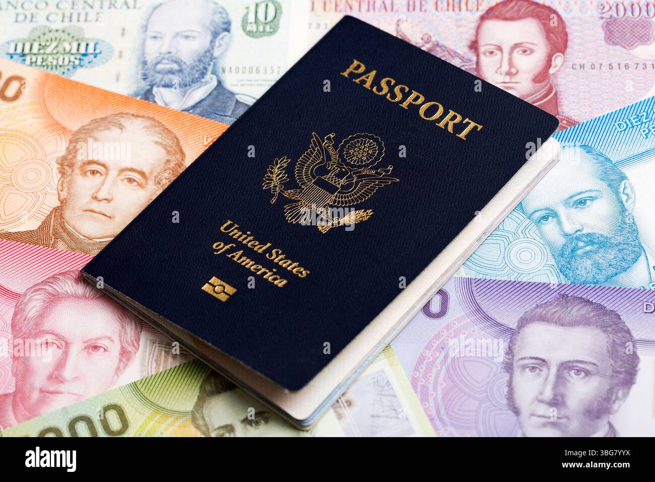 Passaporto americano sul denaro cileno - pesos Foto Stock