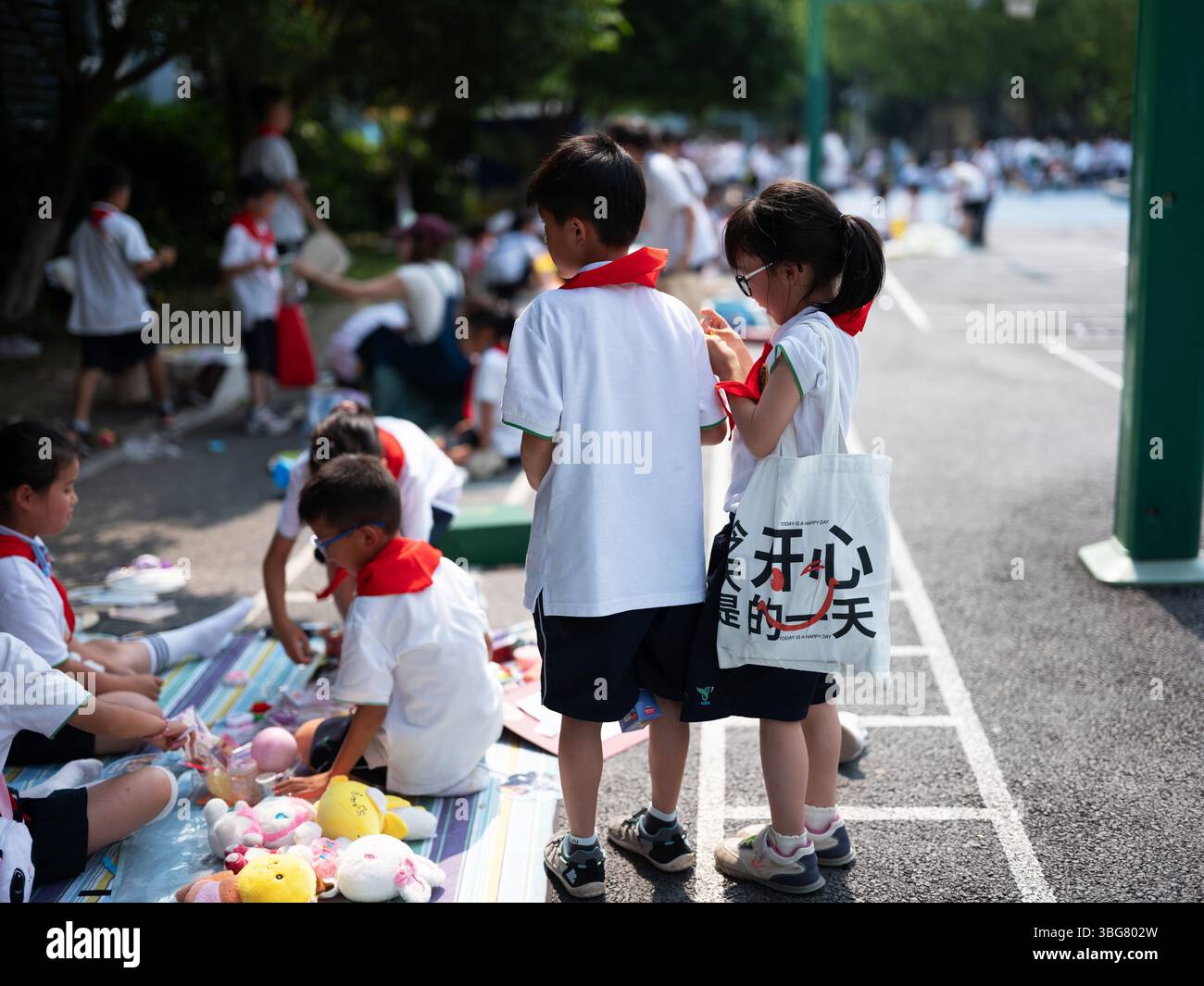 Studenti della scuola elementare di Hangzhou che frequentano il mercato internazionale della giornata dei bambini a Zhejiang, Cina Foto Stock