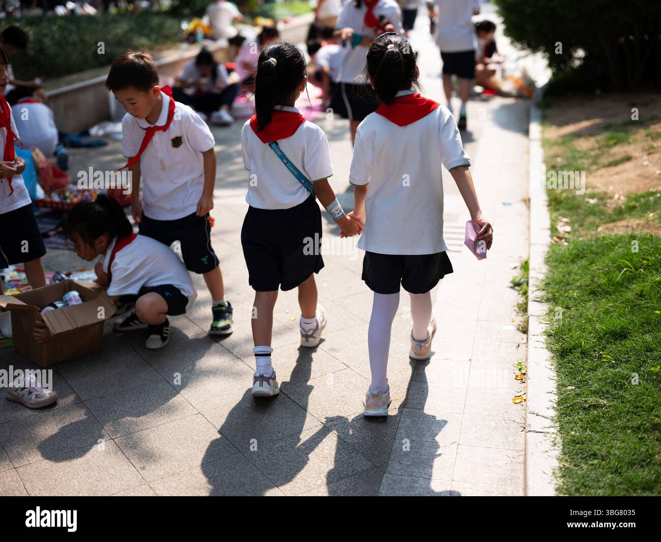Studenti delle scuole primarie che passeggiano al mercato internazionale della giornata dei bambini di Hangzhou, Zhejiang, Cina Foto Stock