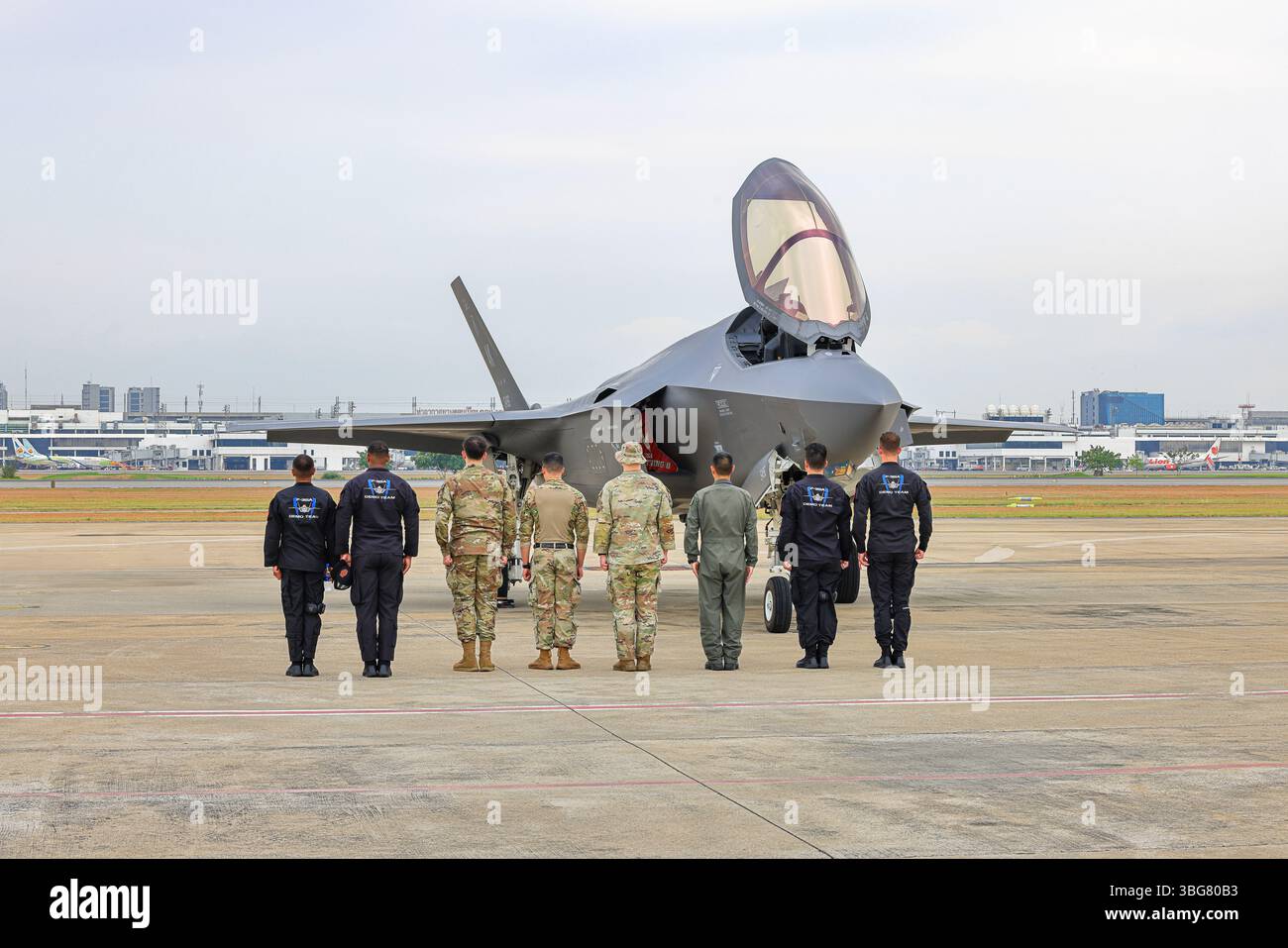 Membro della squadra dimostrativa F-35 della United States Air Force in servizio alla fiera aerea. Foto Stock
