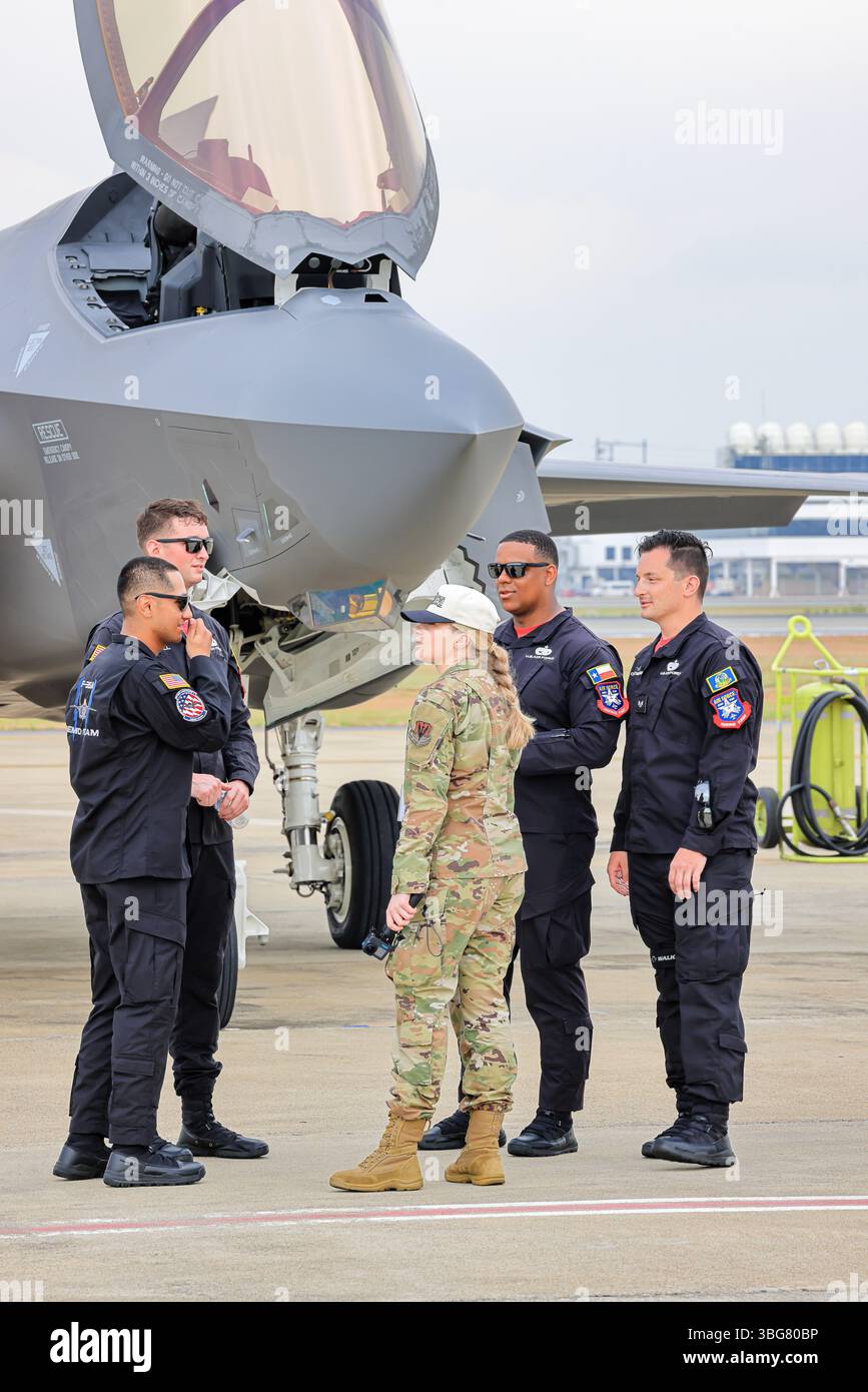 Membro della squadra dimostrativa F-35 della United States Air Force in servizio alla fiera aerea. Foto Stock