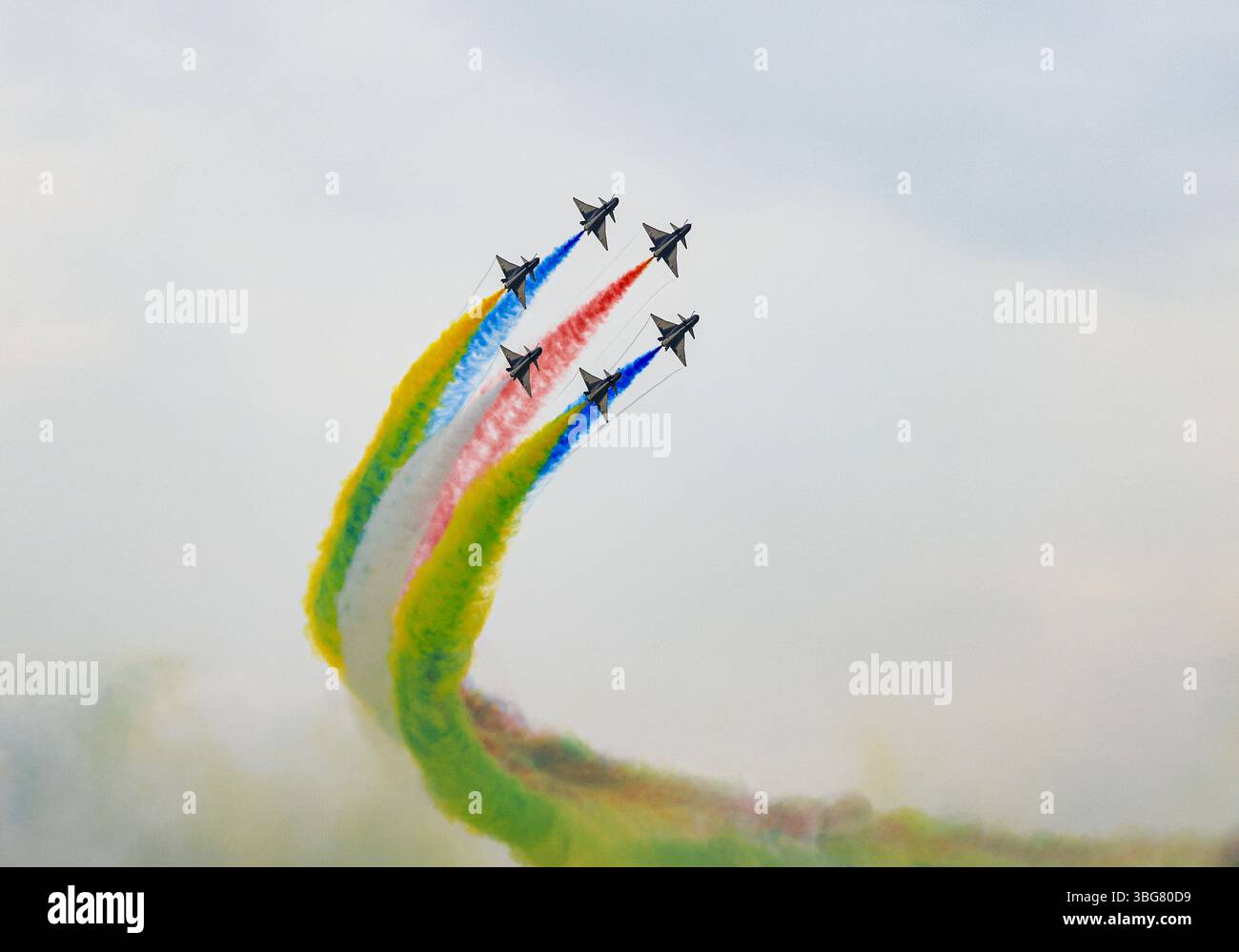 J-10 del team China Air Force Aerobatics su formazioni con fumi colorati che fuoriescono dall'aereo. Foto Stock