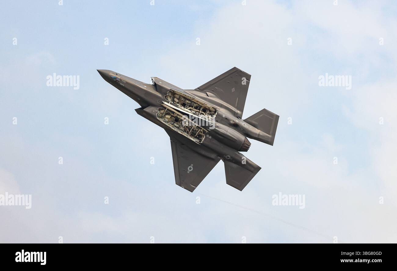 Lockheed Martin F-35A con le porte del vano armi aperte all'esposizione aerea in Thailandia. Foto Stock