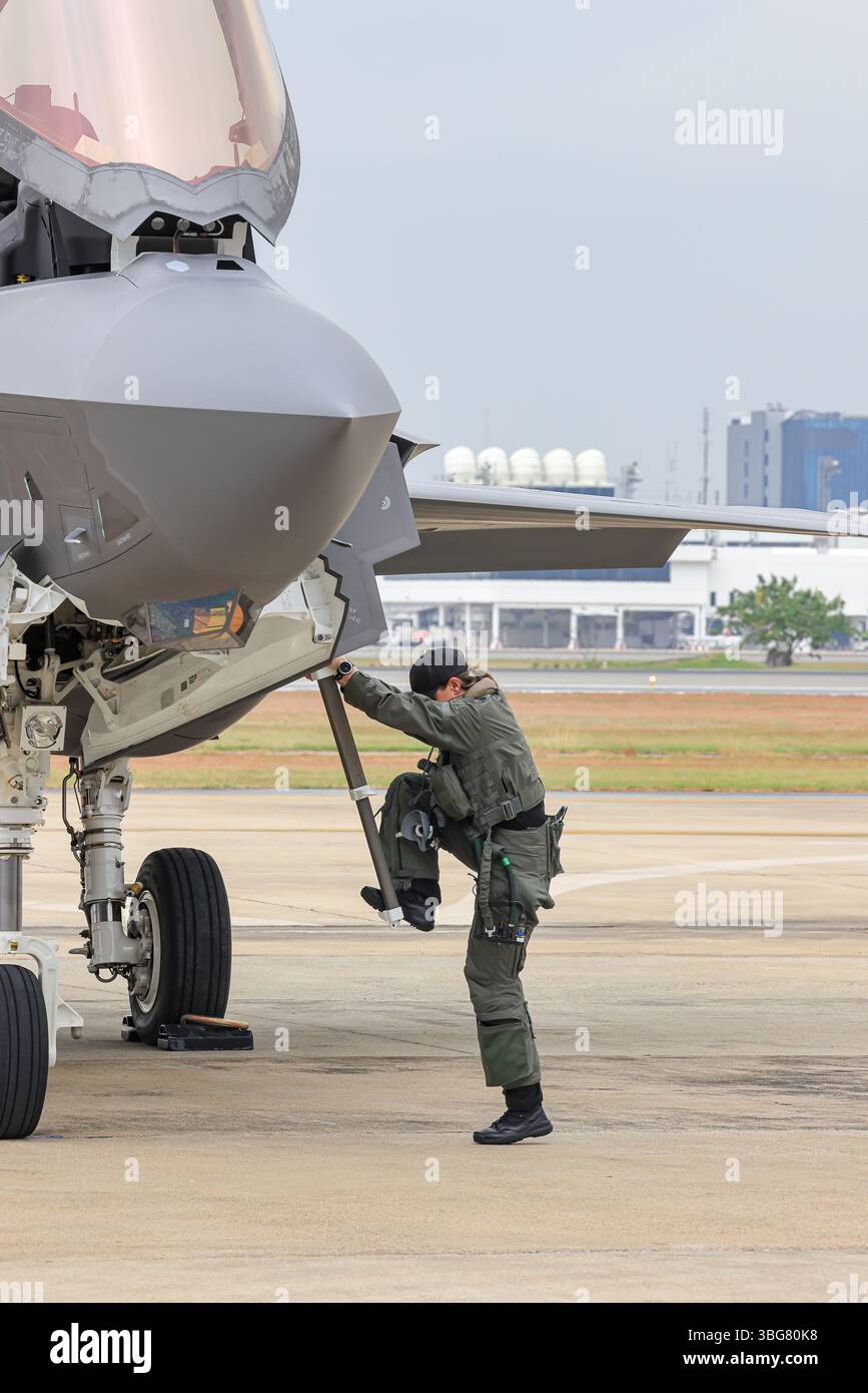 Membro della squadra dimostrativa F-35 della United States Air Force in servizio alla fiera aerea. Foto Stock