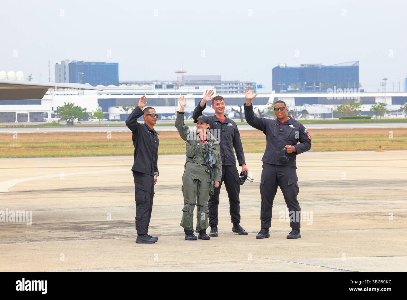 Membro della squadra dimostrativa F-35 della United States Air Force saluto il pubblico all'esposizione aerea. Foto Stock