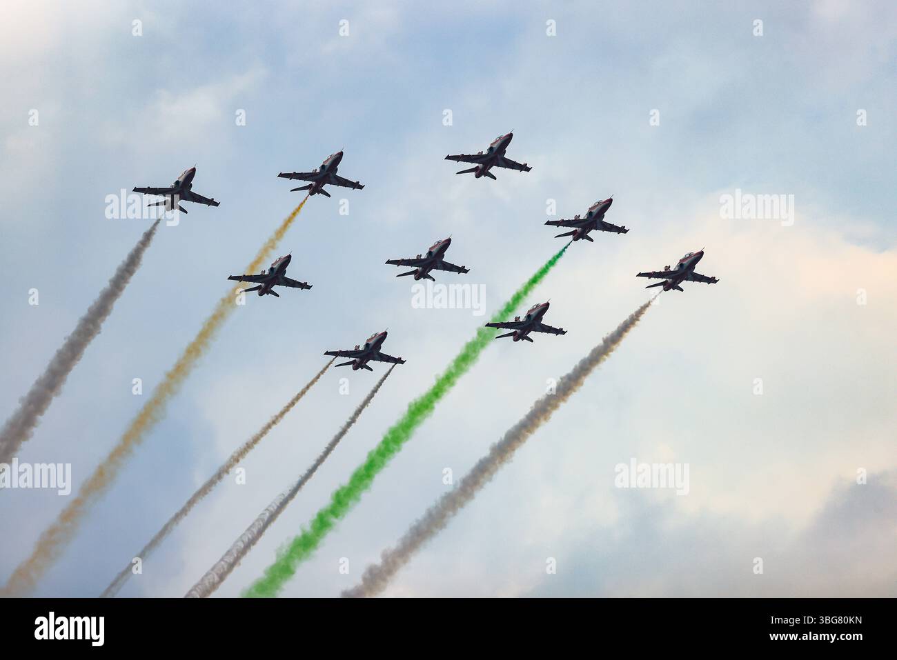 Spettacolo acrobatico dell'HAWK MK132 della squadra di aeronautica dell'India Air Force Aerobatics su formazioni con fumi colorati che fuoriescono dall'aereo. Foto Stock