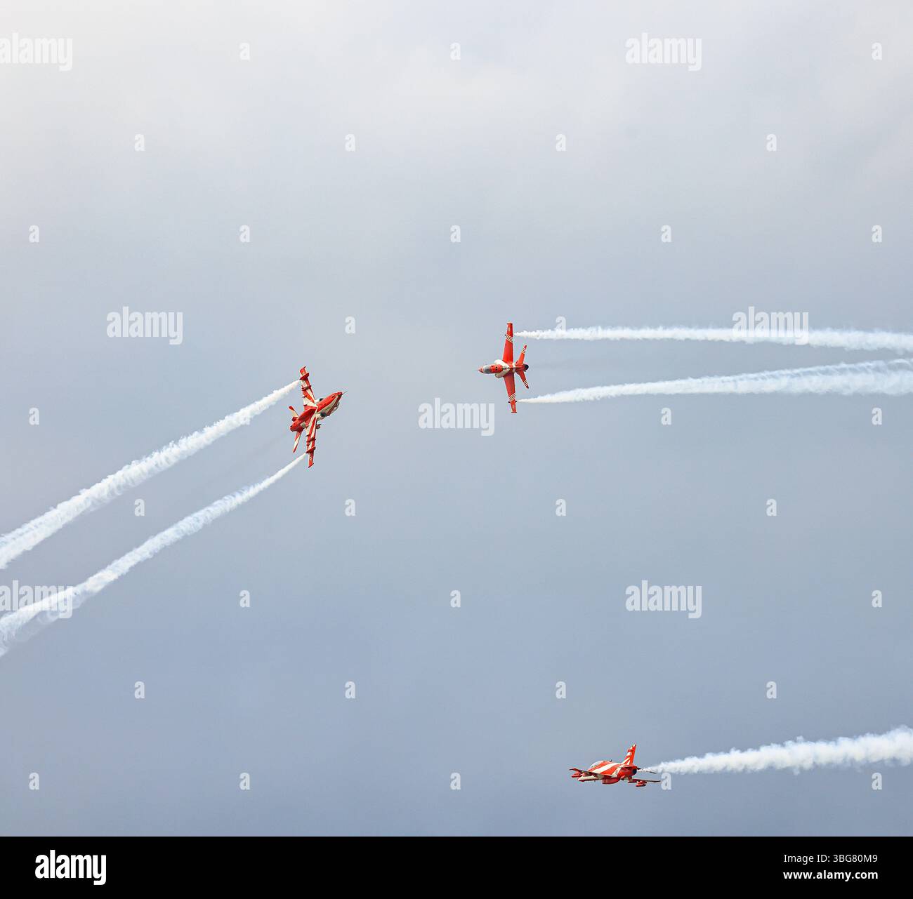 Spettacolo acrobatico dell'HAWK MK132 della squadra di aeronautica dell'India Air Force Aerobatics su formazioni con fumi colorati che fuoriescono dall'aereo. Foto Stock