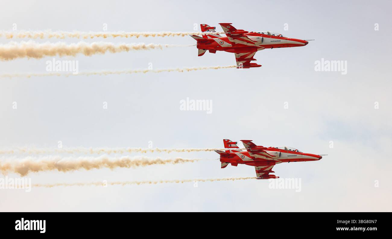 Spettacolo acrobatico dell'HAWK MK132 della squadra di aeronautica dell'India Air Force Aerobatics su formazioni con fumi colorati che fuoriescono dall'aereo. Foto Stock