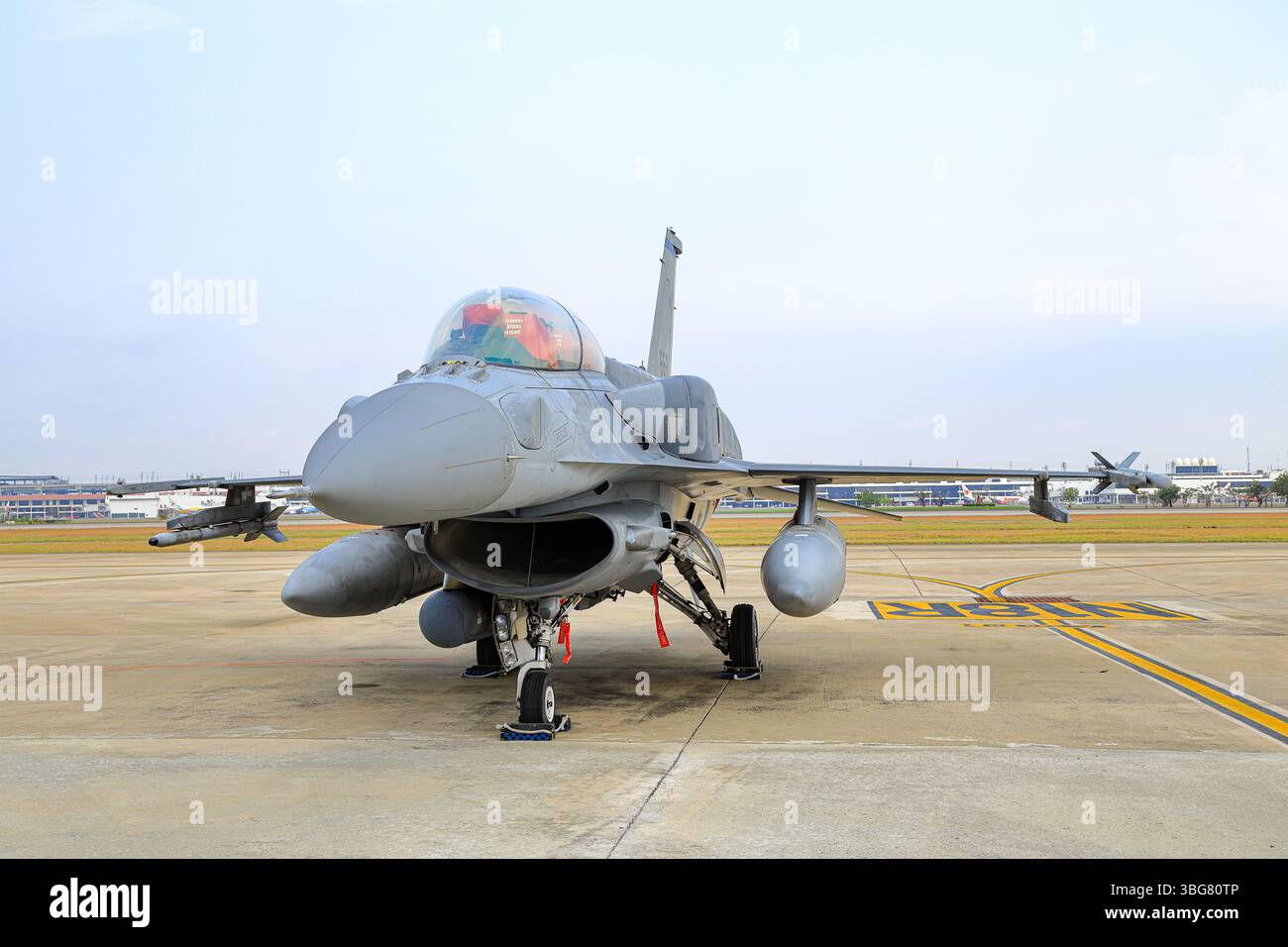 General Dynamics F-16 Fighting Falcon aereo da caccia supersonico monomotore multiruolo all'airshow in Thailandia. Foto Stock